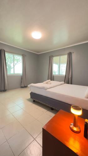 Katil atau katil-katil dalam bilik di Beachfront Villa Bantayan Island