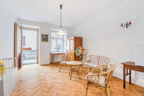 Una cocina y una sala de estar con mesa y sillas. en Hiša Vuga, en Tolmin