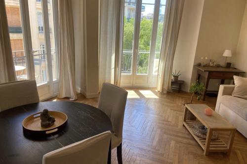 un salon avec une table et un canapé dans l'établissement Nice 56m with balcony in rotunda near the sea, à Nice