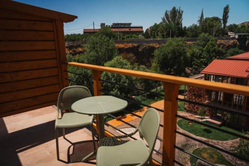 Un balcón o terraza de Red Bridge Yerevan