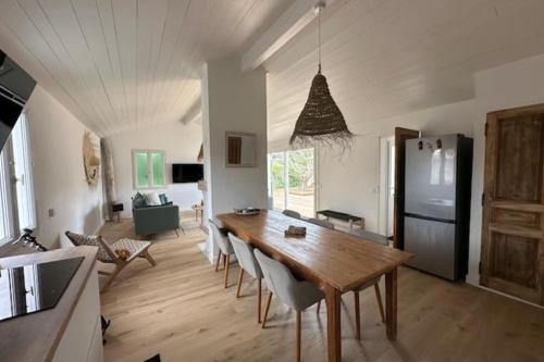 Photo de la galerie de l'établissement House with terrace near the sea, à Saint-Clément-des-Baleines