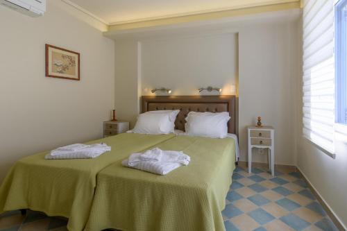 um quarto com uma cama com duas toalhas em Fani's House em Kómi