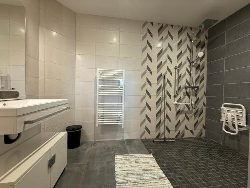 La salle de bains est pourvue d'un lavabo et d'une douche. dans l'établissement Gîte LE RABIOUZE - 4 épis, 15 pers, 22 couchages - Ancienne Bergerie rénovée, cachet d'origine conservé - Vue magnifique - Label Ecogîte, à Arlempdes