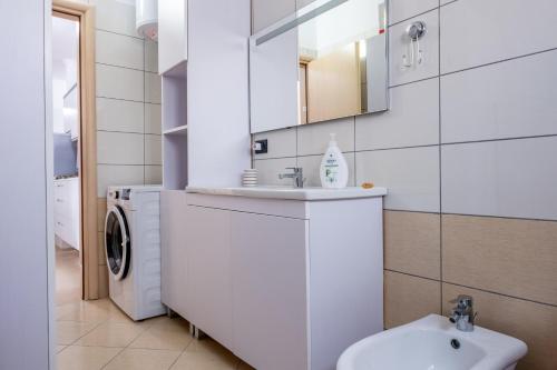 Phòng tắm tại Exelent BnB - Orange Home Shkembi Kavajes Durres