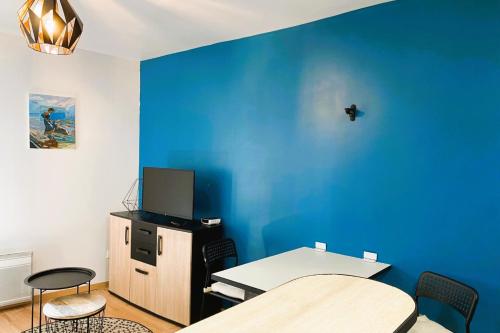 Μια τηλεόραση ή/και κέντρο ψυχαγωγίας στο Pretty cosy pearl close to the sea