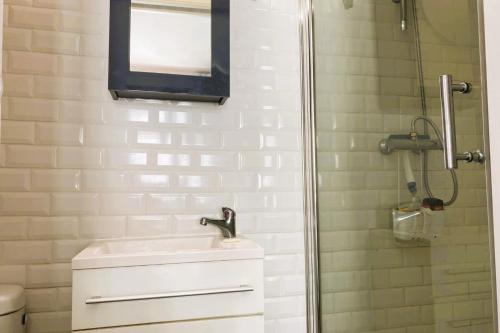 une salle de bain avec un lavabo et une douche dans l'établissement Pretty cosy pearl close to the sea, à Trouville-sur-Mer