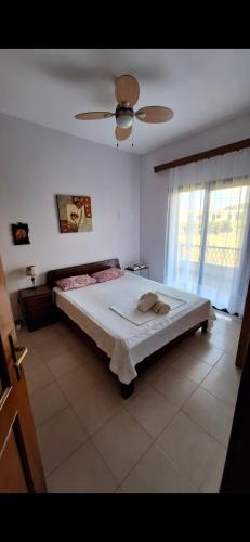 un dormitorio con una cama grande en una habitación en The house by the sea, en Skála Foúrkas