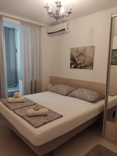 een slaapkamer met een bed met twee handdoeken erop bij Apartments Mimi Omis in Omiš