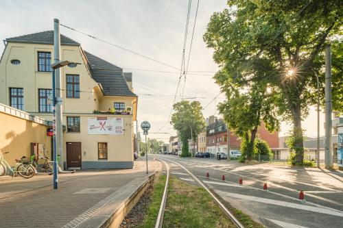 an empty street with a train track in a city at Rhein Haven Appartment für bis zu 12 Gäste im historischen Bahnhofsgebäude in Frechen