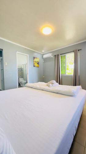 Katil atau katil-katil dalam bilik di Beachfront Villa Bantayan Island