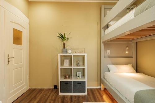 a small bedroom with a bunk bed and a bunk bed at Rhein Haven Appartment für bis zu 12 Gäste im historischen Bahnhofsgebäude in Frechen