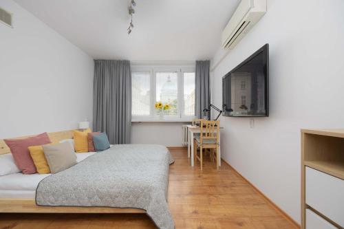 Cozy Air-conditioned Studio in the Center of Warsaw by Noclegi Renters