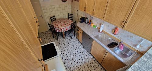 an overhead view of a kitchen with a sink at Maison vis-à-vis du lac in LʼAbbaye