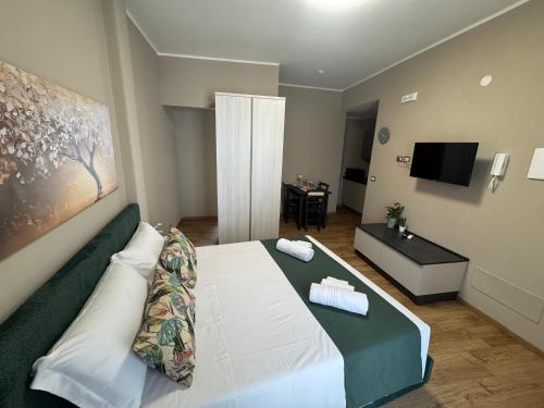 TV a/nebo společenská místnost v ubytování Palme Suites