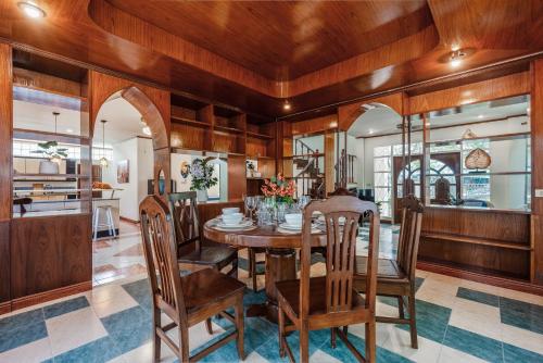 Η κουζίνα ή μικρή κουζίνα στο Tranquility Haven Villa, Kata Beach