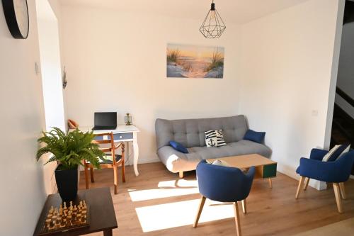 una sala de estar con un sofá y una mesa en L'Auberge Du Roch, en Saint-Pierre-Quiberon