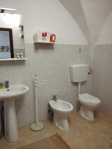 a bathroom with a toilet and a sink at Agriturismo Podere Montenero in Alberese