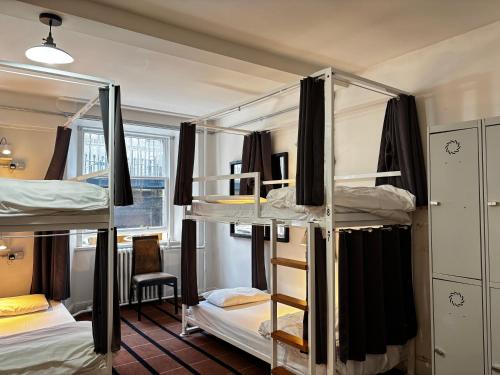 Katil atau katil-katil dalam bilik di Safestay Glasgow Charing Cross