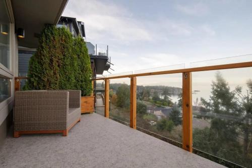 Un balcón o terraza en Ocean's Embrace Suite
