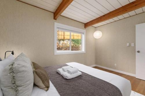 Una cama o camas en una habitación de Ocean's Embrace Suite