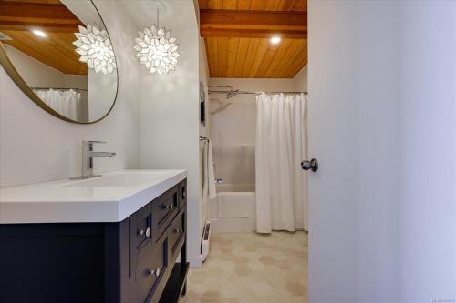 Un baño de Ocean's Embrace Suite