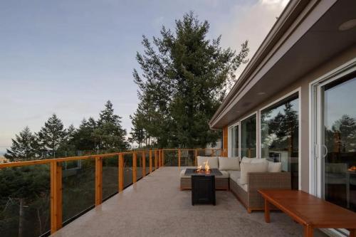 Un balcón o terraza en Ocean's Embrace Suite