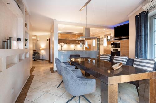 a dining room and kitchen with a table and chairs at Exklusive Traumvilla mit Sauna in Hamburg
