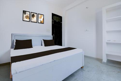 Una cama o camas en una habitación de SPOT ON Hotel Ss Grand