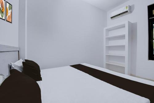 Una cama o camas en una habitación de SPOT ON Hotel Ss Grand