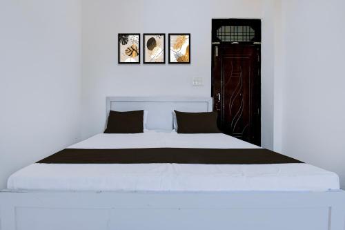 Una cama o camas en una habitación de SPOT ON Hotel Ss Grand