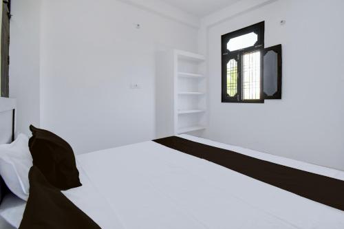 Una cama o camas en una habitación de SPOT ON Hotel Ss Grand