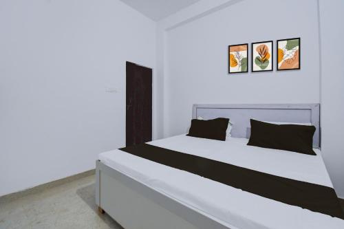 Una cama o camas en una habitación de SPOT ON Hotel Ss Grand