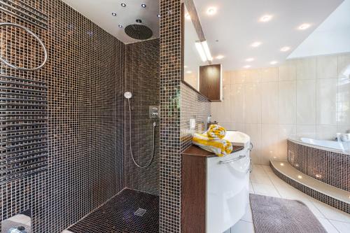 a bathroom with a shower and a toilet and a sink at Exklusive Traumvilla mit Sauna in Hamburg