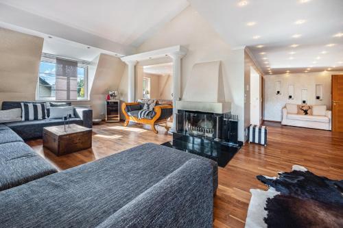 a living room with a couch and a fireplace at Exklusive Traumvilla mit Sauna in Hamburg