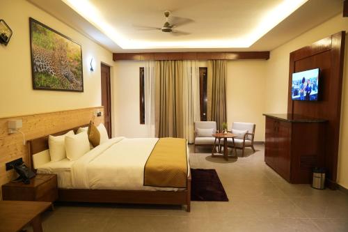 GaushalaDevsha Jungle Resort的一间带床和客厅的酒店房间