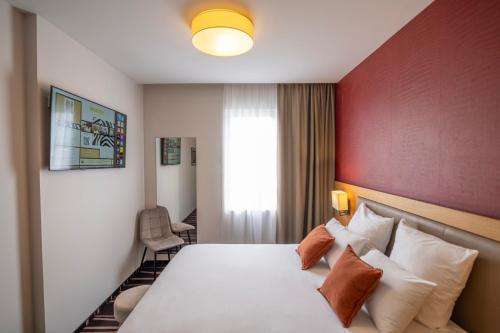 Ένα ή περισσότερα κρεβάτια σε δωμάτιο στο Le Lodge Brit Hotel Strasbourg Zenith