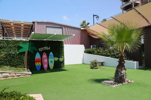 Κήπος έξω από το Riviera Hotel and Beach Lounge, Beirut