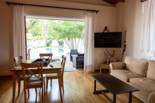 Gyra Villas - Villa Adonis with private pool