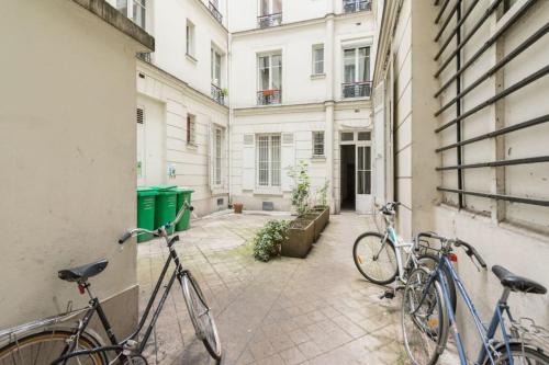 deux vélos garés sur le côté d'un bâtiment dans l'établissement Bright apartment of 41m2 in the 10th -Paris, à Paris