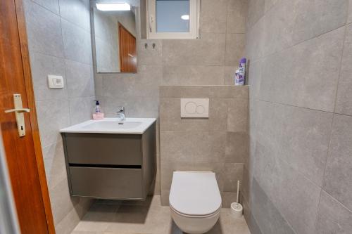 Ένα μπάνιο στο Easy and Simple Barbariga apartments