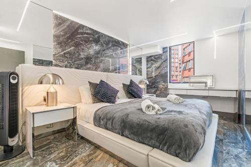 a bedroom with a large white bed and a desk at Luxury City Apartment, Walk to O2 Academy & Bullring, Sleeps 4 in Birmingham