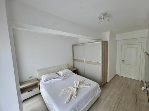 Ένα ή περισσότερα κρεβάτια σε δωμάτιο στο Staywell Accomodation city center with underground parking and AC