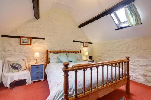 Postel nebo postele na pokoji v ubytování Waterswallow Cottage
