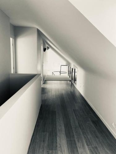 a long hallway with white walls and wood floors at Maisons Bodenn - Villa de Pors Riagat Front de Mer in Plobannalec-Lesconil