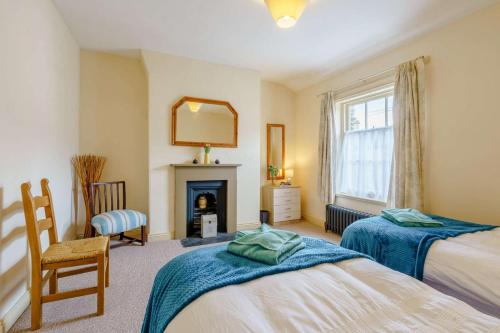 Una cama o camas en una habitación de Salts Mill Workers Cottage