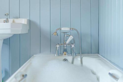 Un baño de Salts Mill Workers Cottage