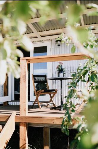 Balkoni atau teres di Little Vineyard Caboose