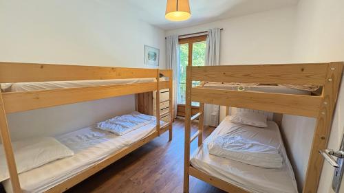 deux lits superposés dans une chambre avec fenêtre dans l'établissement Centre ville avec vue exceptionnelle, à Font-Romeu-Odeillo-Via