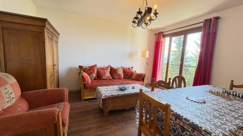 un salon avec un canapé et une table dans l'établissement Centre ville avec vue exceptionnelle, à Font-Romeu-Odeillo-Via