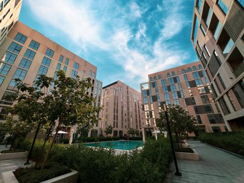 Πισίνα στο ή κοντά στο 1BR Best Apartment in Sharjah - Sands of Aravia
